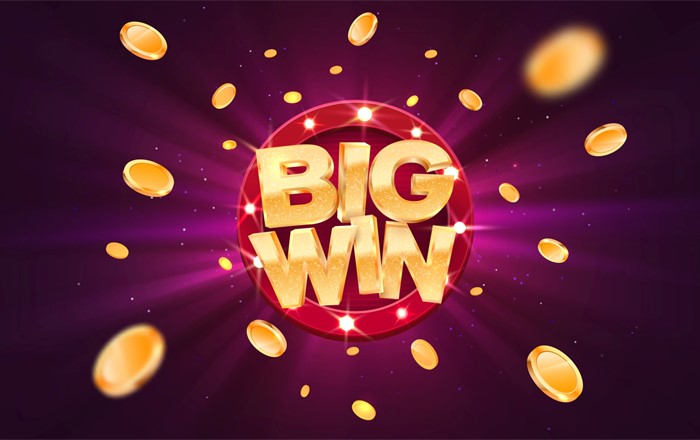 'Big Win' ar destun aur ar fwrdd coch gyda ffrwydrad o ddarnau arian ar gefndir porffor.